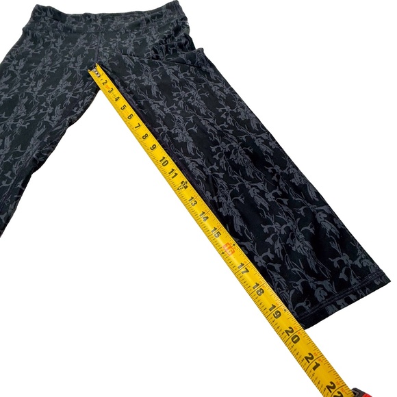 🖤 Fabletics Define PowerHold Capri Leggings – Black Petal Print – Size Small 🖤 - Picture 5 of 7